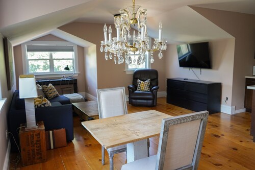 Walk to Downtown or conservation area, 2 Bedroom home . Sleeps 4. Pets welcomed