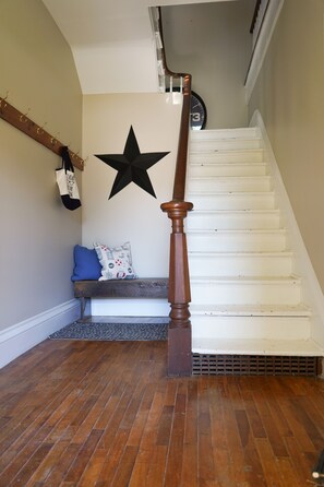 Interior - Walk to Downtown or conservation area, 2 Bedroom home . Sleeps 4. Pets welcomed (Orangeville)