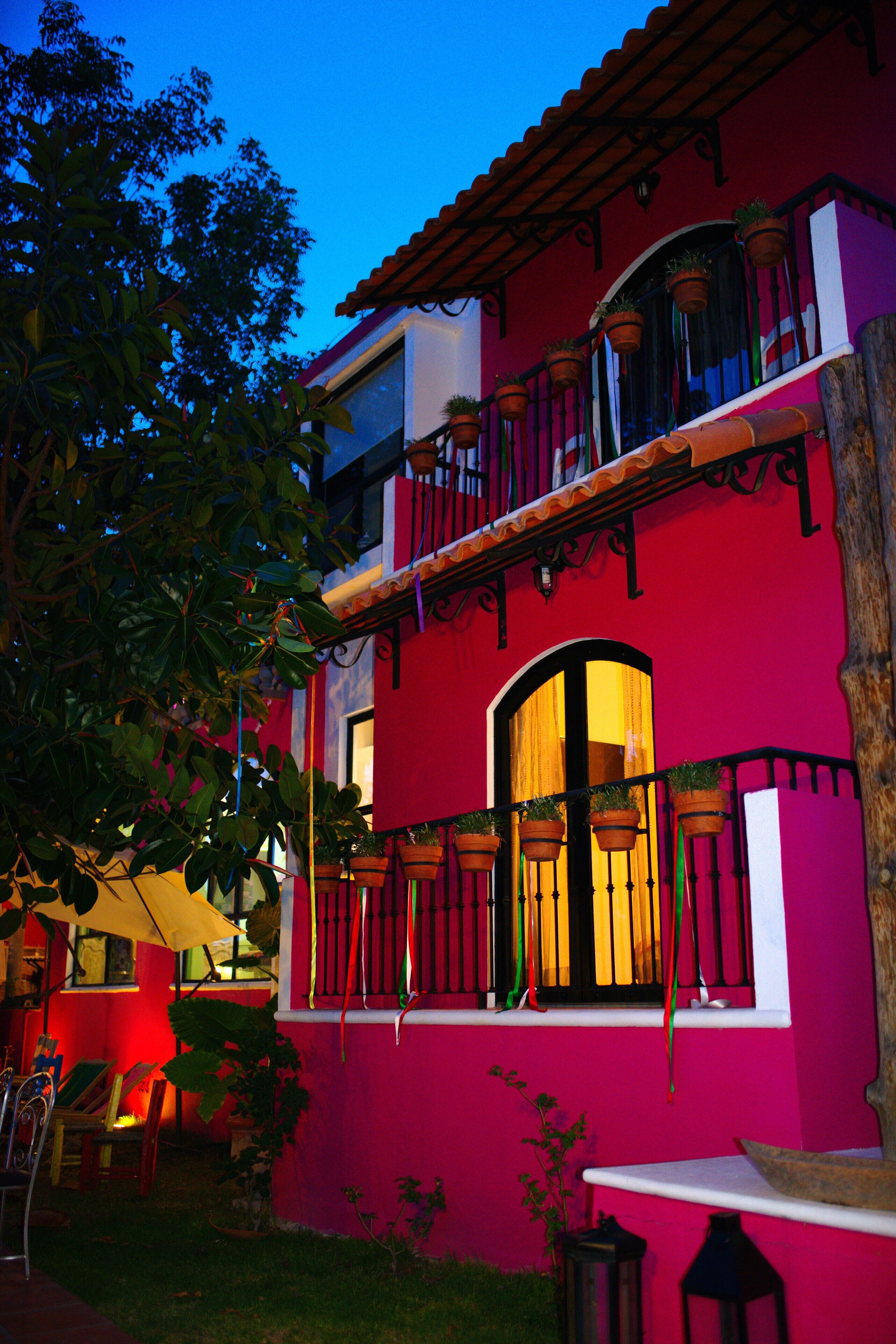 Vista frontal de la propiedad