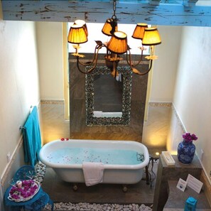 Artículos de tocador gratuitos, secador de pelo, batas, toallas