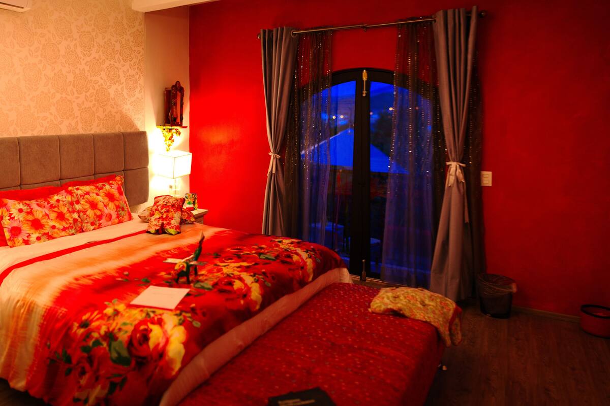 Deluxe Room | Minibar, in-room safe, iron/ironing board, WiFi (free)