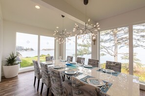 Dining - Oceanfront Home, Lighthouse, Beach Access, Amazing Sunsets, (Coos Bay)