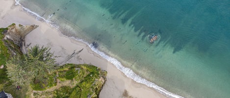 Am Strand, LiegestĂŒhle, Sonnenschirme, StrandtĂŒcher