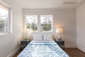 3 bedrooms, in-room safe, desk, iron/ironing board - Oceanfront Home, Lighthouse, Beach Access, Amazing Sunsets, (Coos Bay)