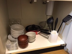 Réfrigérateur, micro-ondes, plaque de cuisson