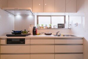 冷蔵庫、電子レンジ、コンロ、エスプレッソマシン