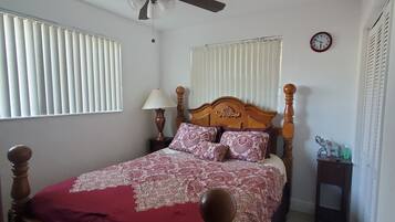 2 quartos, cofres nos quartos, escrivaninha