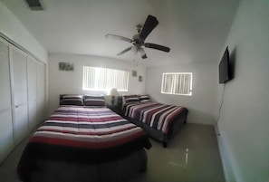 2 chambres, coffres-forts dans les chambres, bureau