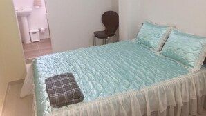 遮光窗帘、免费 WiFi、床单