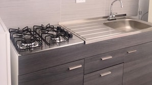 冰箱、炉灶、厨具/餐具