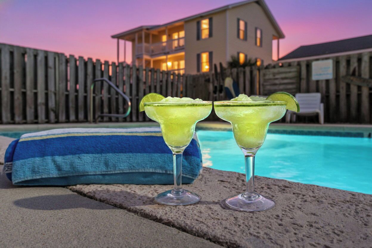 Una piscina al aire libre, una piscina climatizada