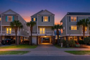 Exterior - 'BIKINI BOTTOM' OCEANSIDE OF BLVD, GREAT VIEWS,POOL, 5 Bedroom, 5 Bathrooms (Surfside Beach)