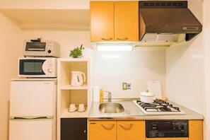 Fridge, microwave, stovetop, cookware/dishes/utensils