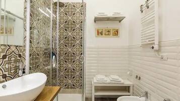 Family Room (Narciso) | Bathroom