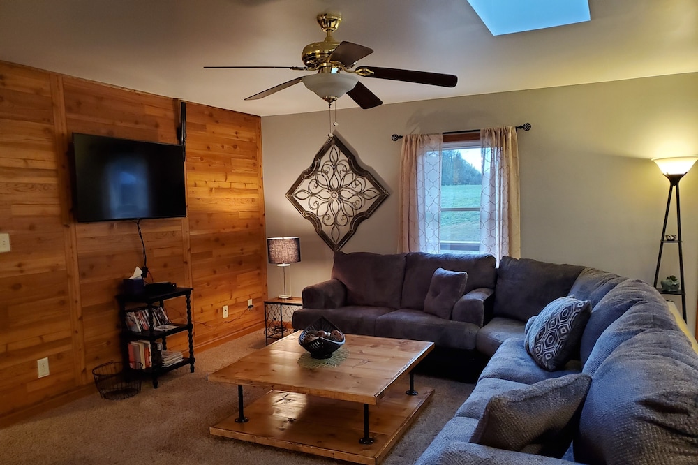 Hilltop Retreat, a modernly-rustic getaway!
