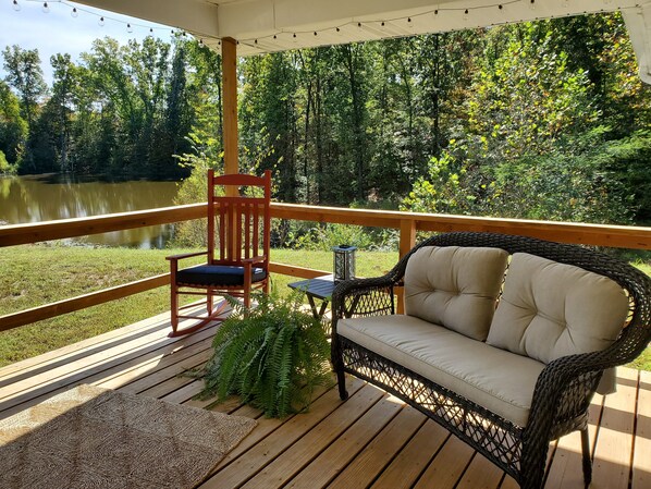 Terrace/patio - Hilltop Retreat, a modernly-rustic getaway! (Murphysboro)