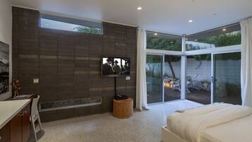 4 bedrooms, desk, iron/ironing board, travel crib