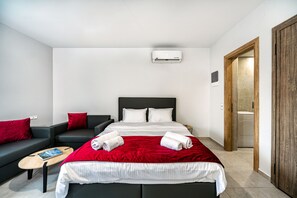 Premium bedding, Tempur-Pedic beds, in-room safe, desk - Elia Tree Studios (Heraklion)