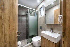 ベーシック スタジオ | バスルーム | シャワー、ヘアドライヤー、タオル、トイレットペーパー