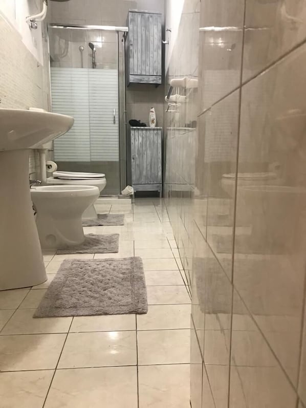 Een haardroger, handdoeken