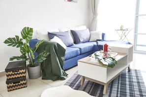 Tv och ett bordtennisbord