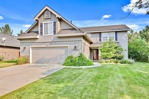 Exterior - Upscale House for 17 with Firepit & Lovely Yard (Star)