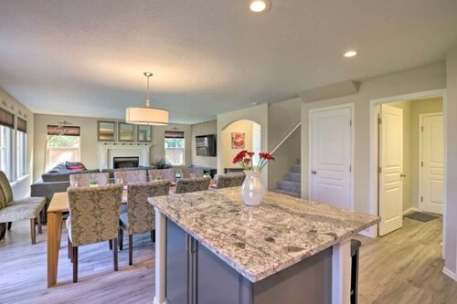 Upscale House for 17 with Firepit & Lovely Yard