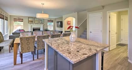 Upscale House for 17 with Firepit & Lovely Yard