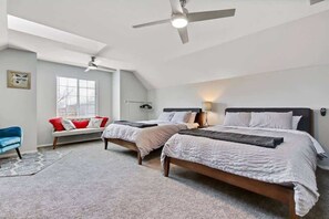 5 bedrooms, memory foam beds, iron/ironing board, travel crib - Upscale House for 17 with Firepit & Lovely Yard (Star)