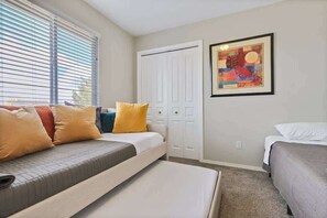 5 عدّة غرف نوم وأسرّة بإسفنج يتكيف مع شكل الجسم ومكواة/لوح كي وسرير سفر