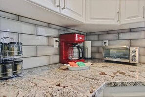 Fridge, microwave, oven, stovetop - Upscale House for 17 with Firepit & Lovely Yard (Star)