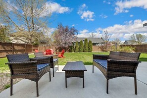 Terrace/patio - Upscale House for 17 with Firepit & Lovely Yard (Star)