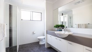 Badewanne, Haartrockner, Handtücher