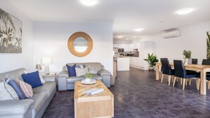 Smart TV - Mollymook Luxury Beachfront Apartment 3 - Seaside apartment in the heart of Mollymook (Mollymook)