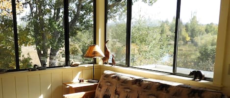 Smart-TV, Bücher, Arbeitsbereiche