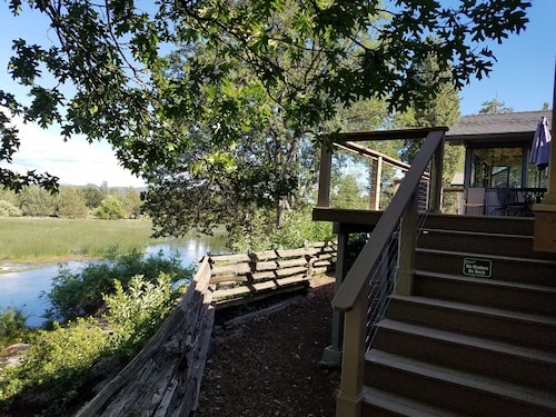 2300 neliömetrin kotiin bluffilla näkymät Hat Creekille