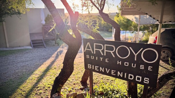 A sign for Arroyo Suite House with the text "ARROYO SUITE HOUSE BIENVENIDOS". - Arroyo Suite House (Nono)