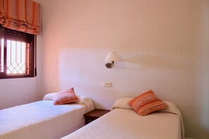 3 bedrooms, desk, iron/ironing board, free WiFi