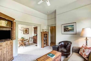 Smart TV, fireplace, offices - Historic Cuneo Cottage Downtown Sonoma (Sonoma)