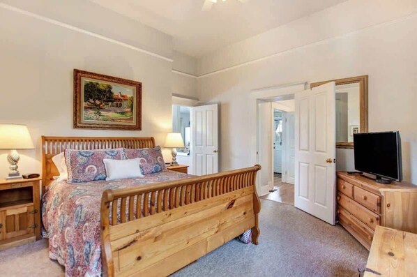 2 bedrooms, iron/ironing board, free WiFi