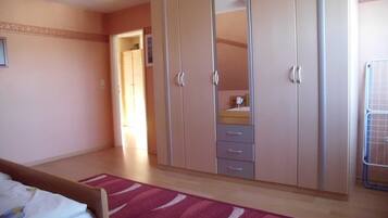 2 Schlafzimmer, Reisekinderbett, WLAN, Bettwäsche