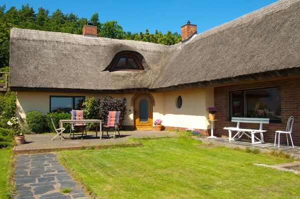 Unclassified image, 1 of 42, button - Amber in a thatched-roof house Peace and quiet with great lake views - Amber in a thatched-roof house (Sellin)