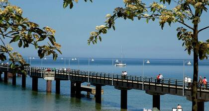 Amber in a thatched-roof house Peace and quiet with great lake views - Amber in a thatched-roof house