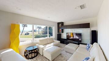 Een smart-tv en boeken