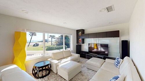 Tilava Oceanfront-talo uima-altaalla - upea perheille!