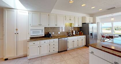 Spacious Oceanfront House has Private Pool, Ocean Deck and Panoramic Ocean Views