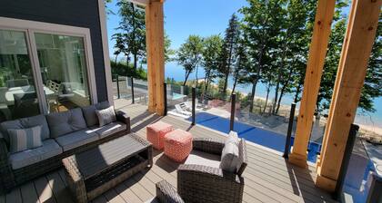 newly built house, beachfront, heated saltwater pool always 85°!