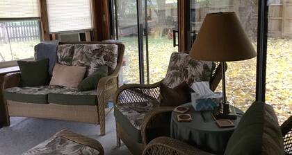 2 makuuhuoneen koti aidatulla pihalla.