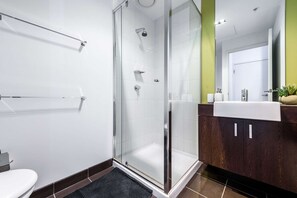 Tina, amenidades de baño gratuitas, secadora de cabello 