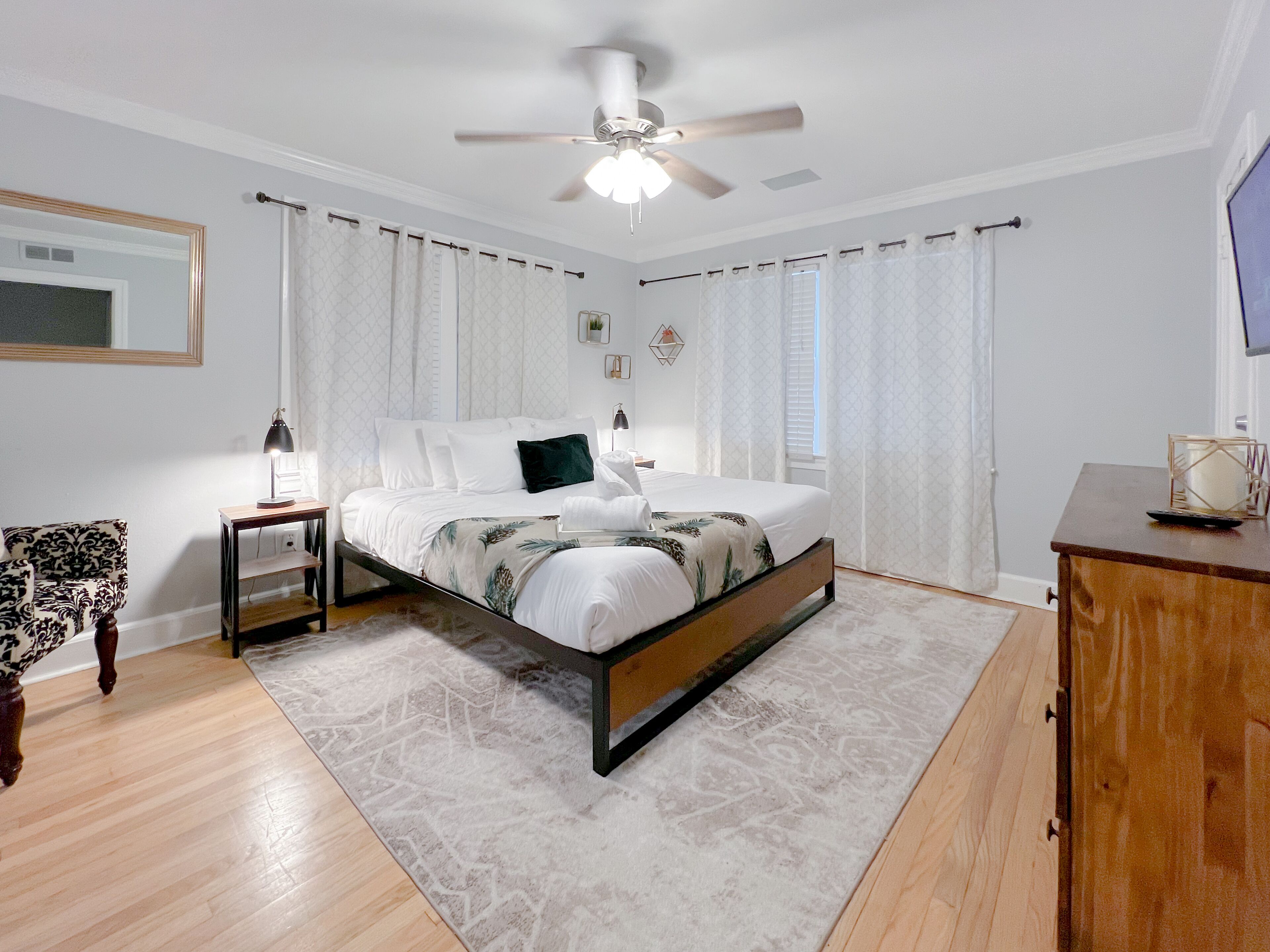 3 camere, una cassaforte in camera, una scrivania, ferro/asse da stiro